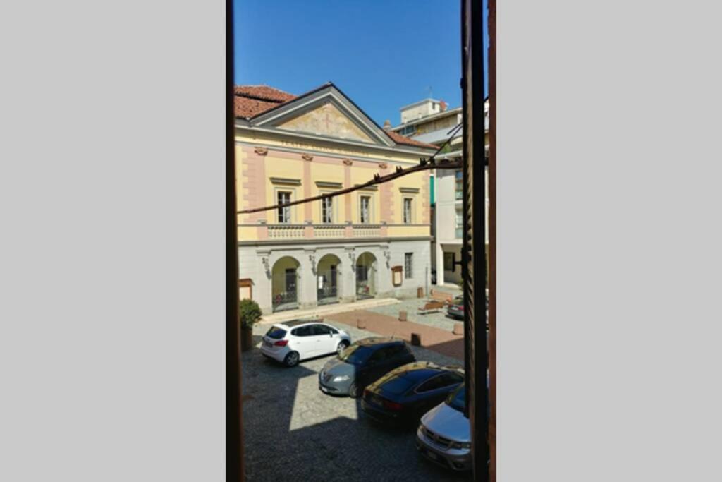 Dolce Eporedia Intero Alloggio Nel Centro Storico อีเฟรอา ภายนอก รูปภาพ
